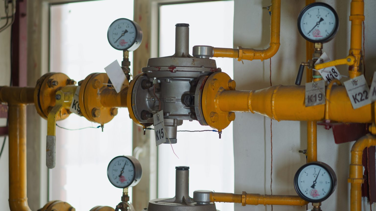 Pipelines with pressure meters